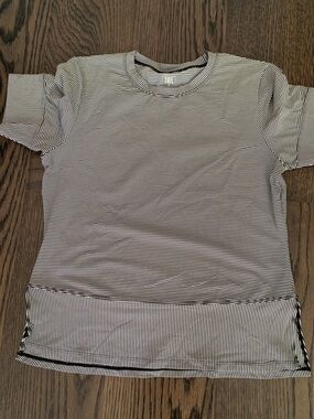 Tail black and white stripe athletic top